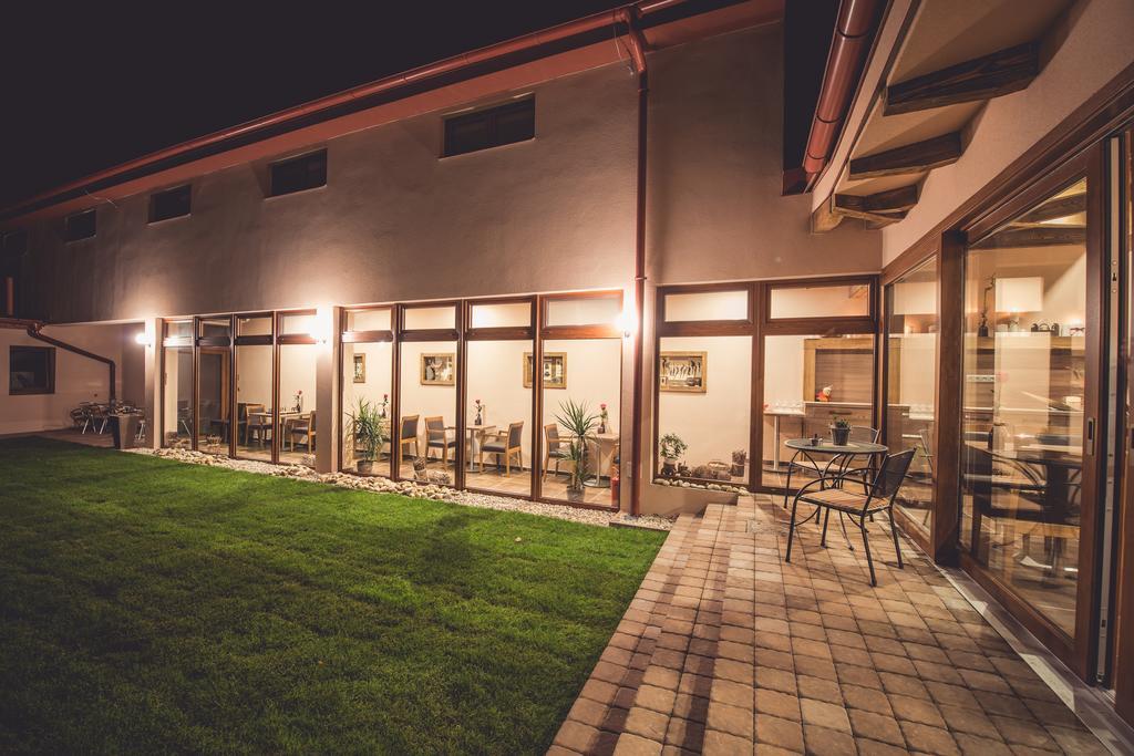 Penzion Vino Hruska Blatnička 外观 照片
